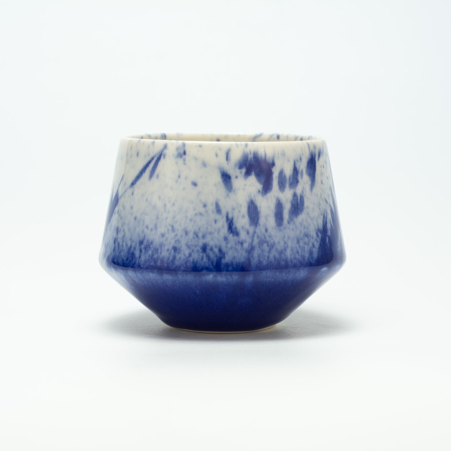 Håndlavet porcelæn kaffekop | MK Studio | Lilla stænk