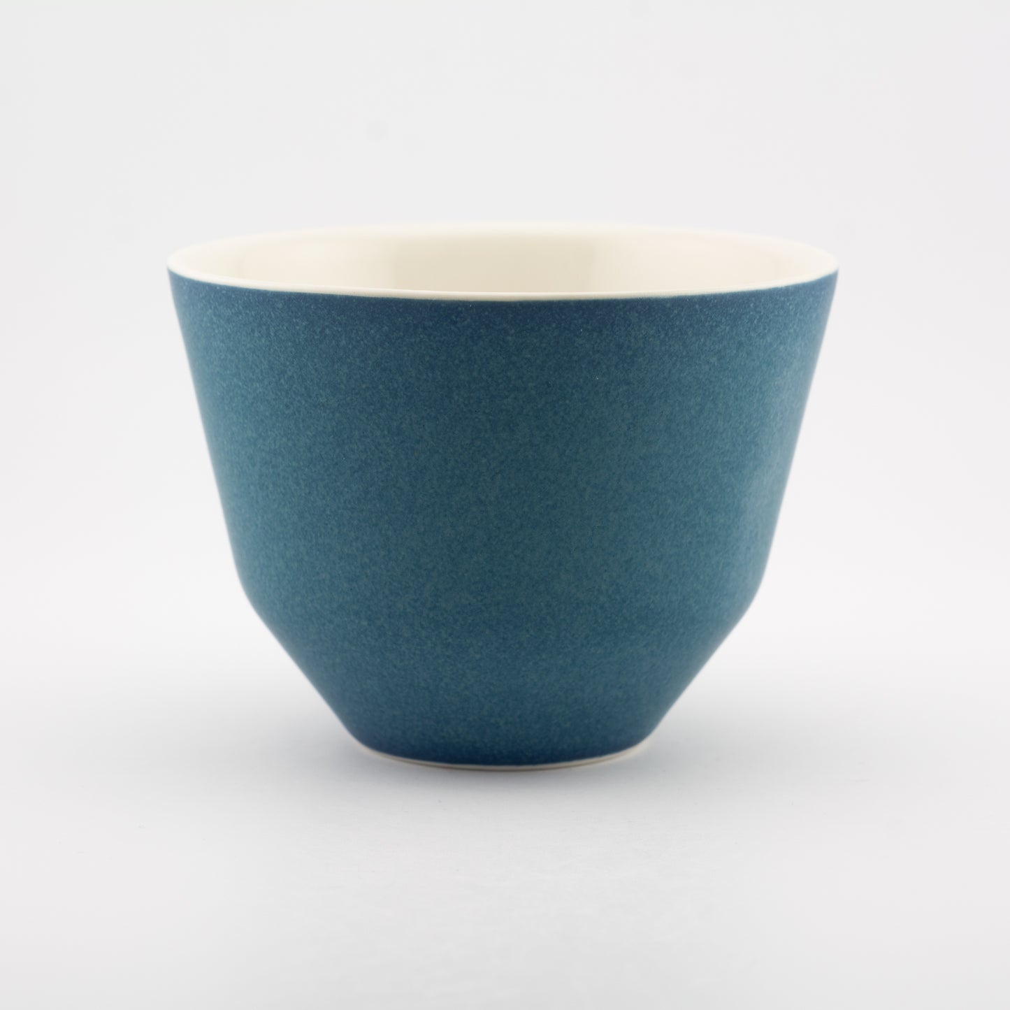 Håndlavet porcelæn kaffekop | MK Studio | Mellemrum blå