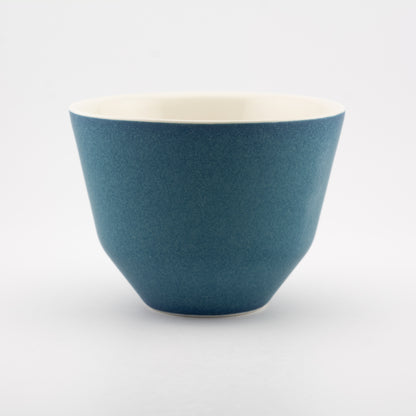 Håndlavet porcelæn kaffekop | MK Studio | Mellemrum blå