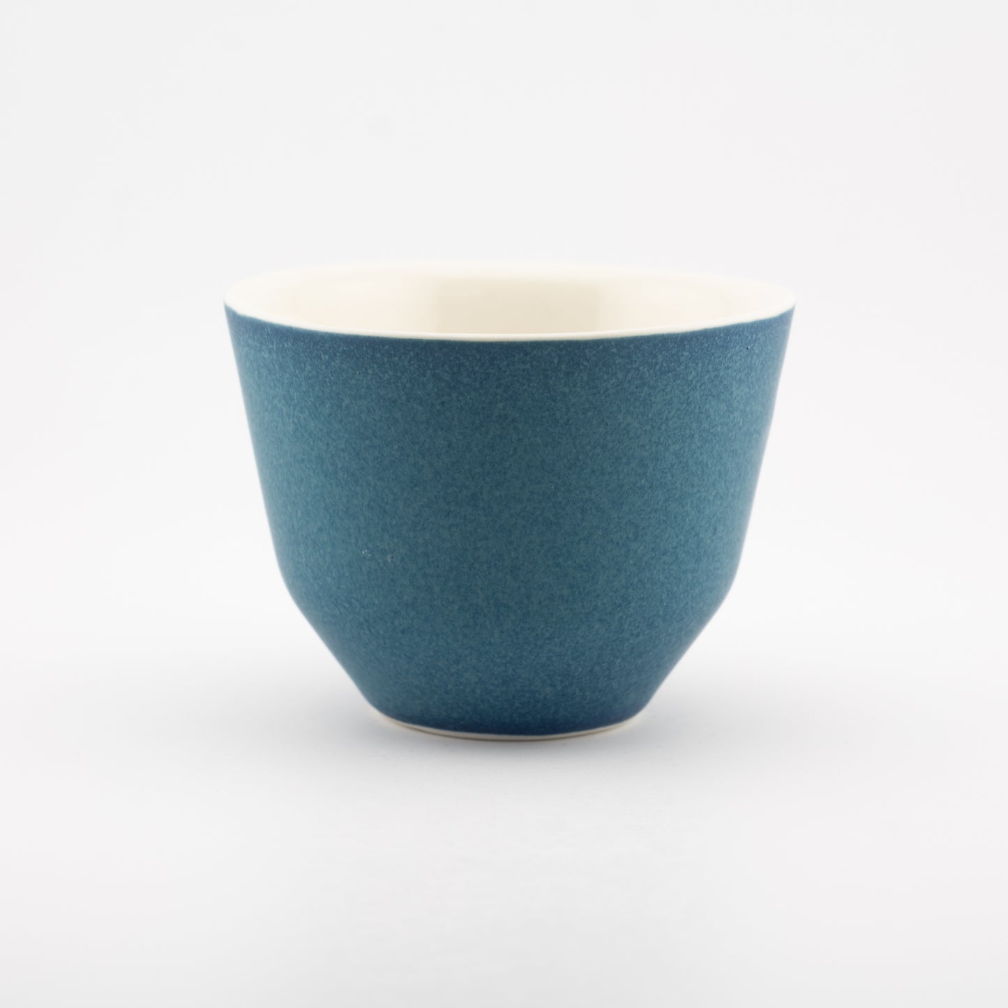 Håndlavet porcelæn kaffekop | MK Studio | Mellemrum blå