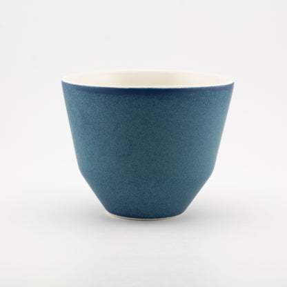 Håndlavet porcelæn kaffekop | MK Studio | Mellemrum blå