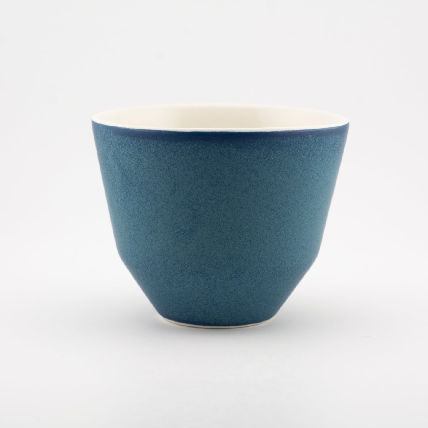 Håndlavet porcelæn kaffekop | MK Studio | Mellemrum blå