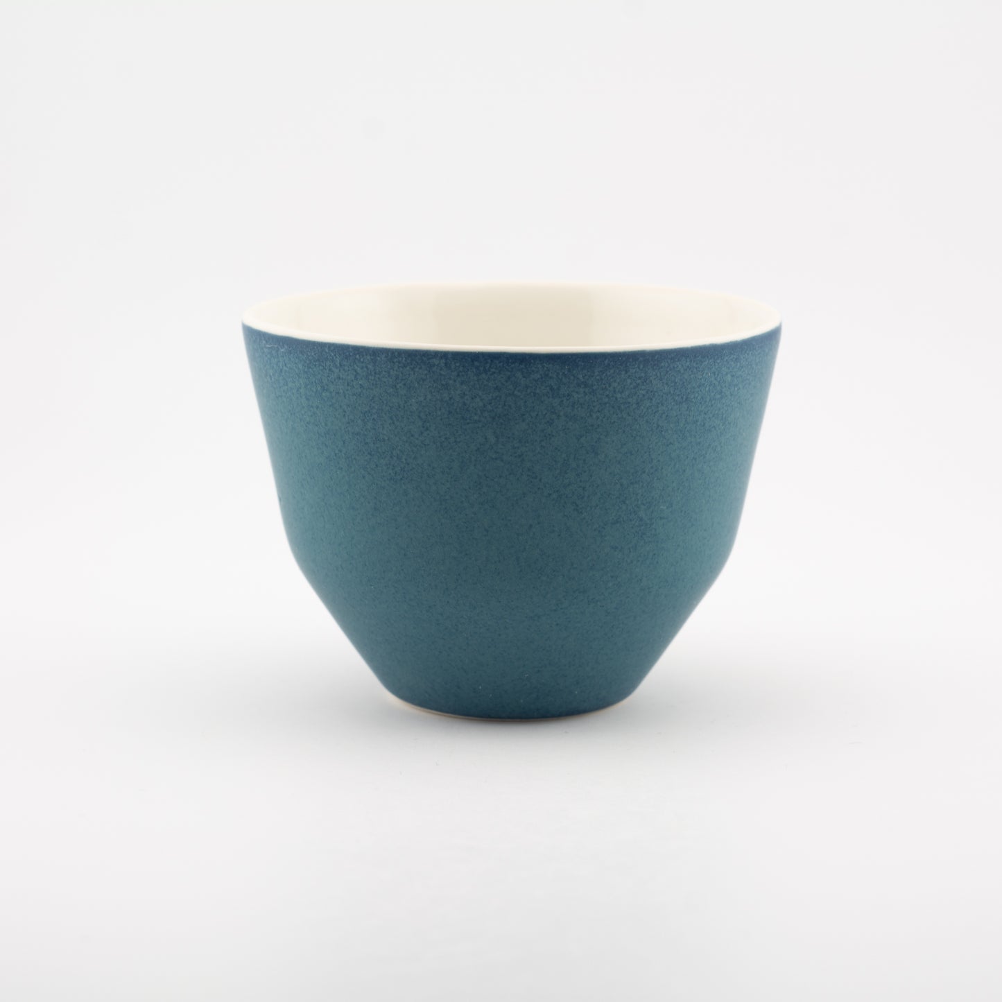 Håndlavet porcelæn kaffekop | MK Studio | Mellemrum blå