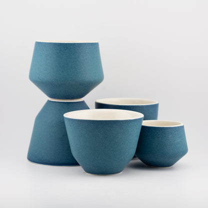 Håndlavet porcelæn kaffekop | MK Studio | Mellemrum blå