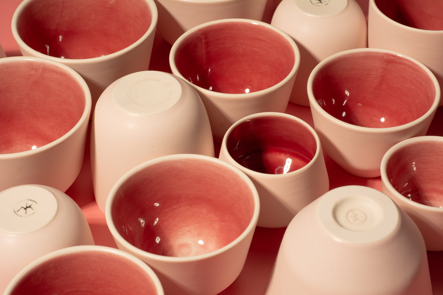 Håndlavet porcelæn kaffekop | MK Studio | Mat pink med blank pink indeni