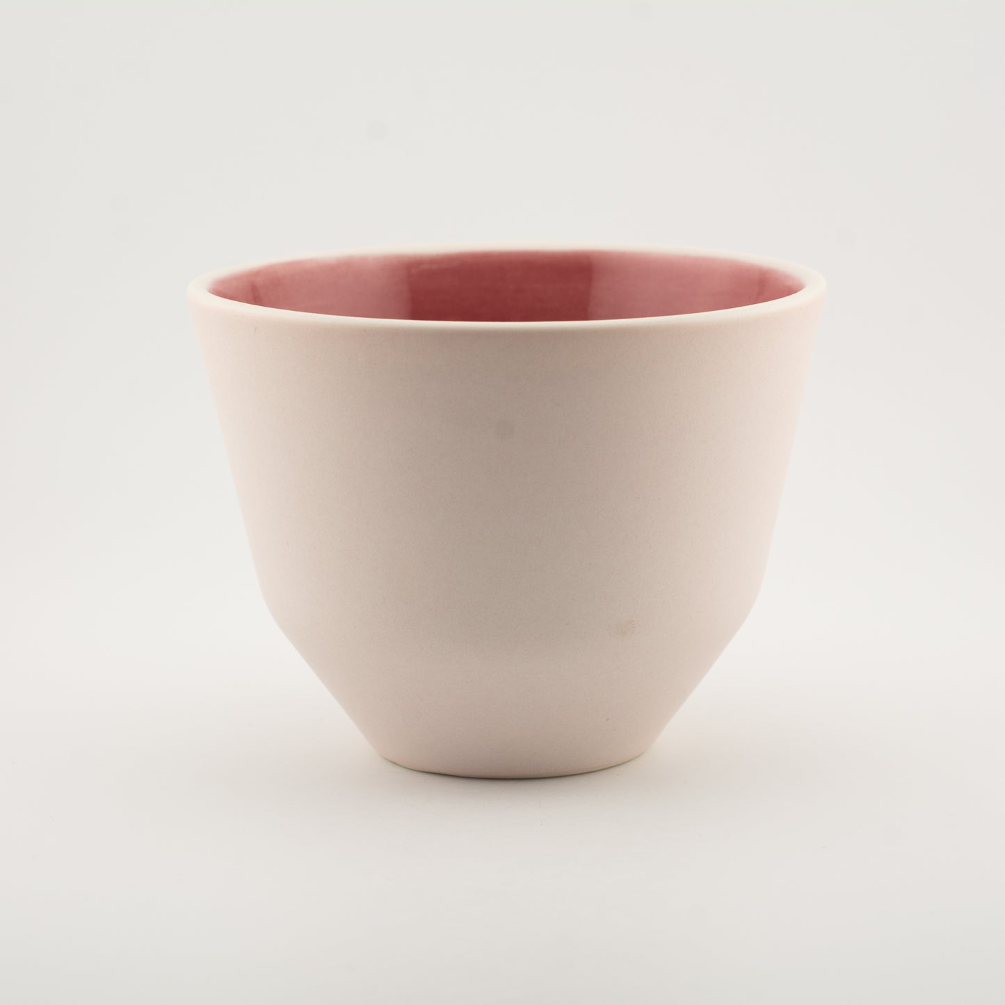 Håndlavet porcelæn kaffekop | MK Studio | Mat pink med blank pink indeni