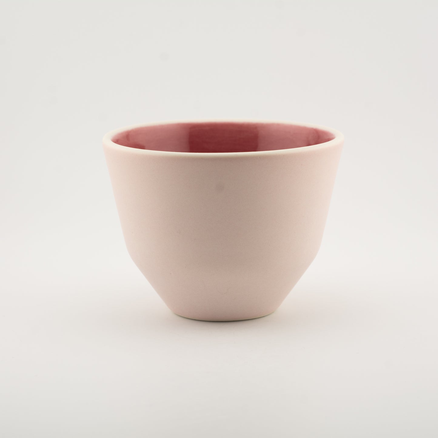 Håndlavet porcelæn kaffekop | MK Studio | Mat pink med blank pink indeni