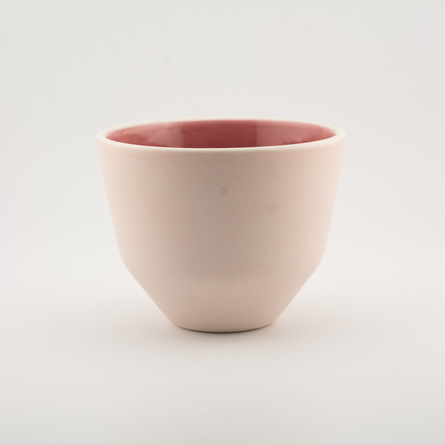 Håndlavet porcelæn kaffekop | MK Studio | Mat pink med blank pink indeni