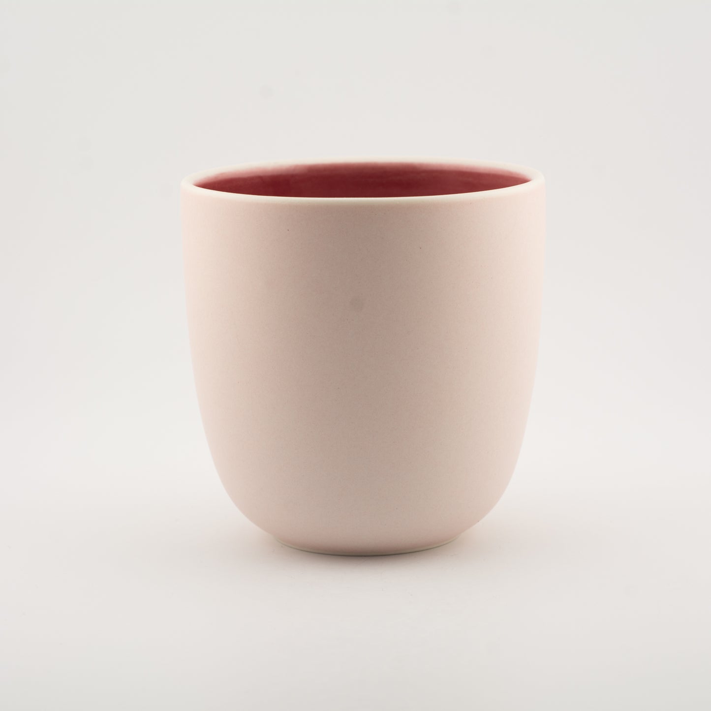 Håndlavet porcelæn kaffekop | MK Studio | Mat pink med blank pink indeni