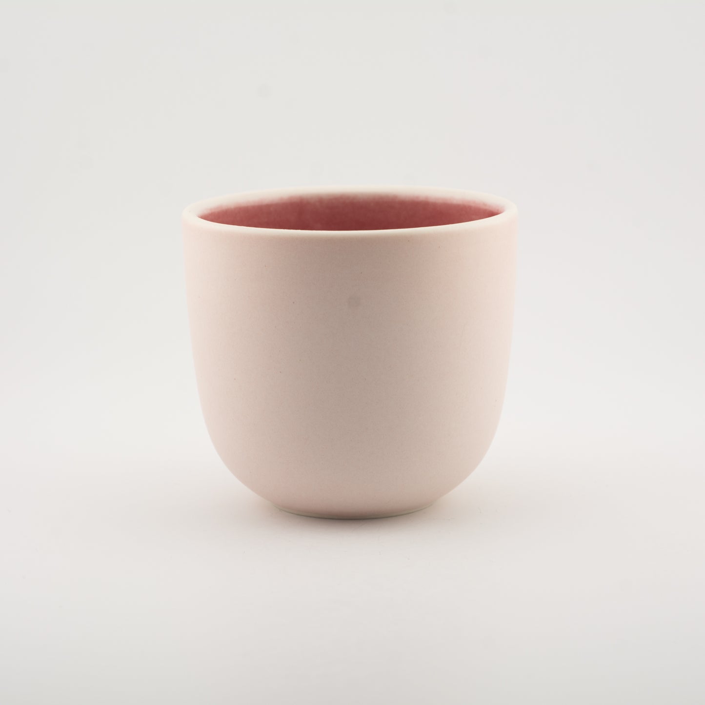 Håndlavet porcelæn kaffekop | MK Studio | Mat pink med blank pink indeni