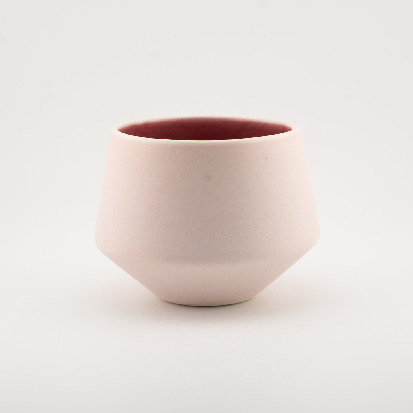 Håndlavet porcelæn kaffekop | MK Studio | Mat pink med blank pink indeni