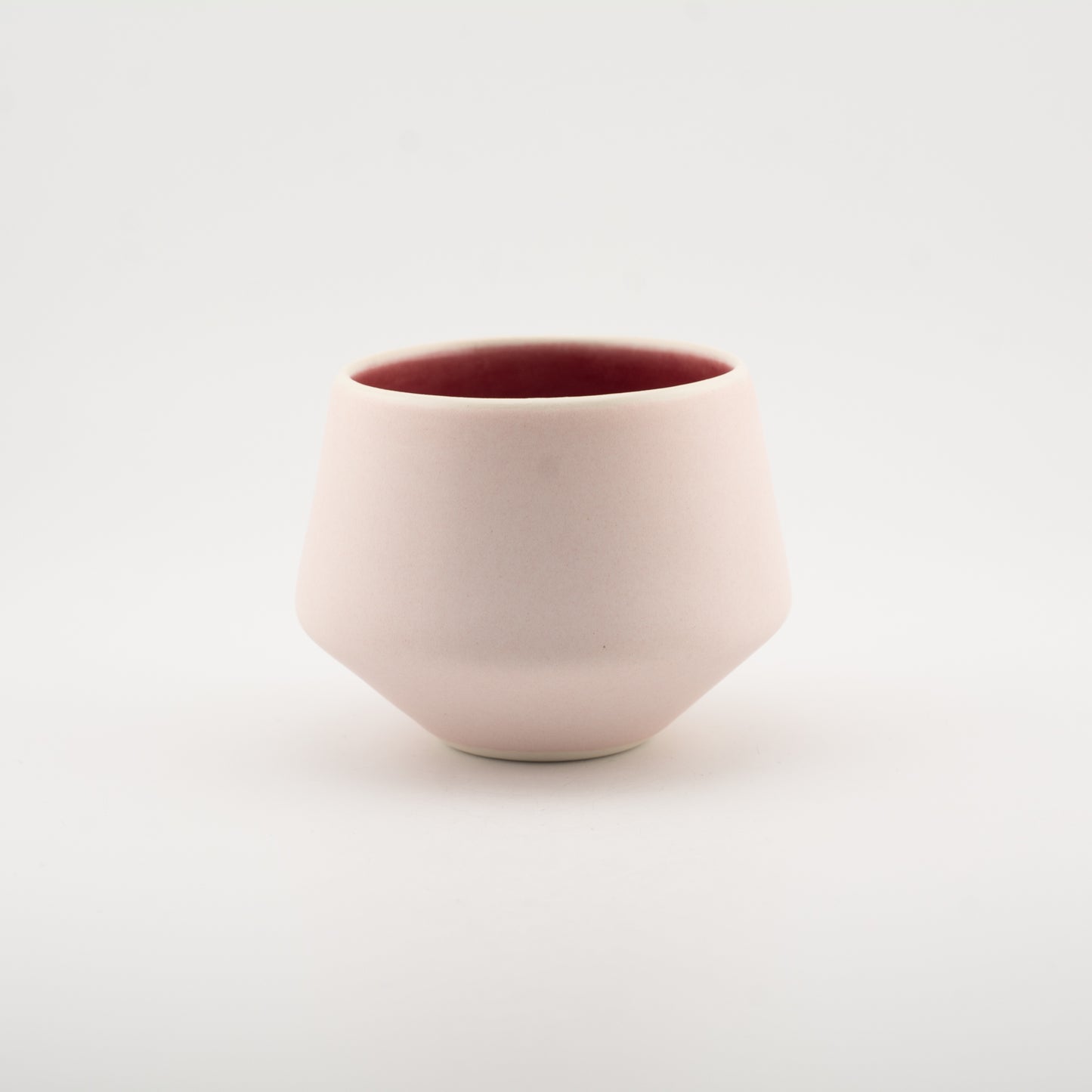 Håndlavet porcelæn kaffekop | MK Studio | Mat pink med blank pink indeni
