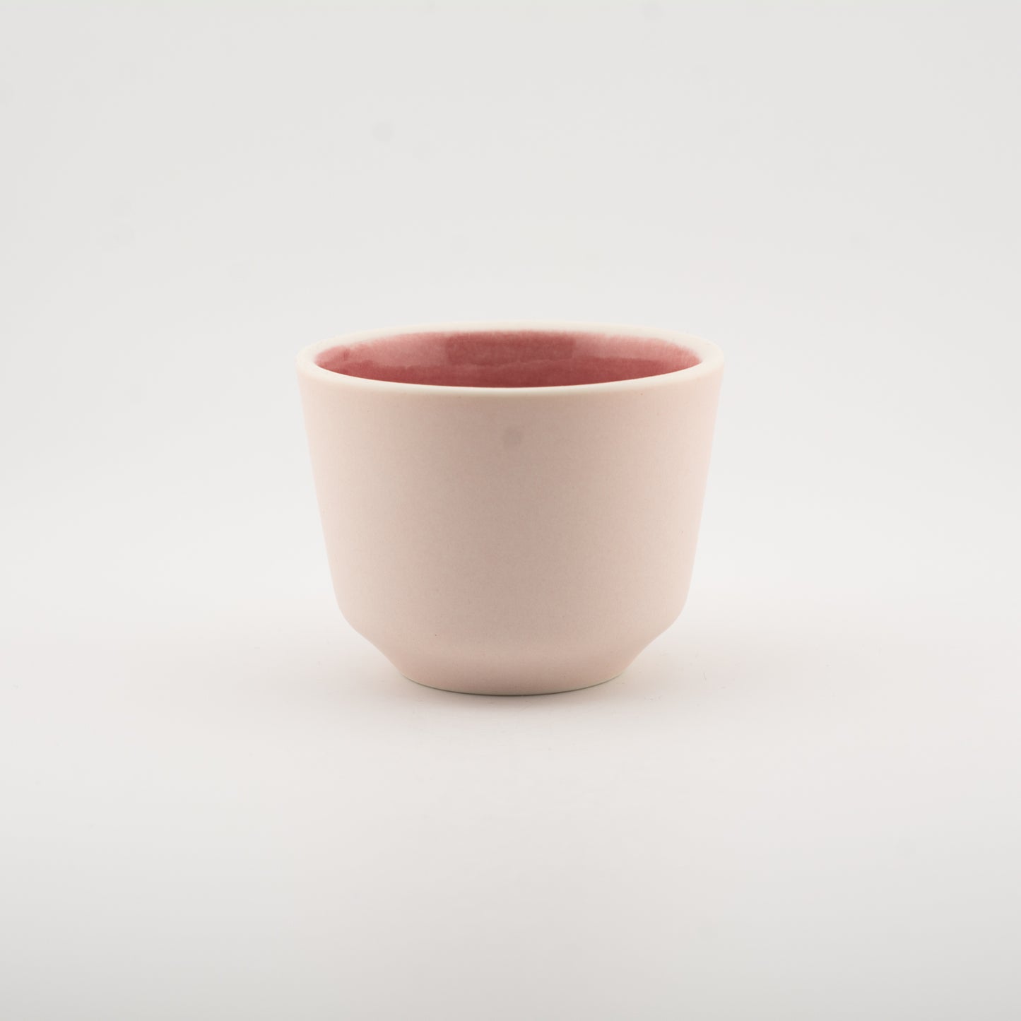 Håndlavet porcelæn kaffekop | MK Studio | Mat pink med blank pink indeni