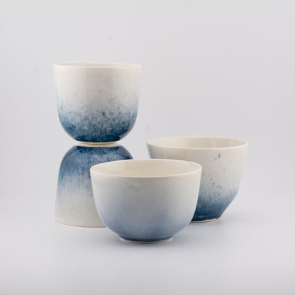 Håndlavet porcelæn kaffekop | MK Studio | Blå pletter