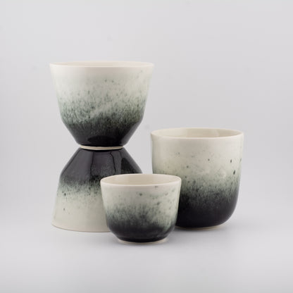 Håndlavet porcelæn kaffekop | MK Studio | Sorte pletter