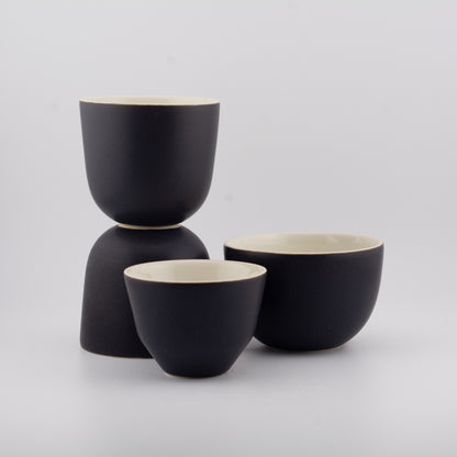 Håndlavet porcelæn kaffekop | MK Studio | Sort måtte