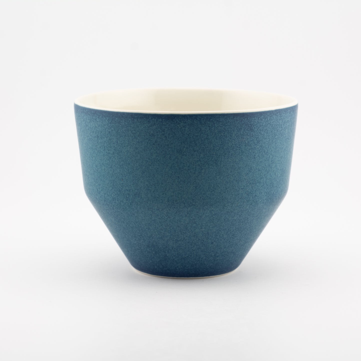 Håndlavet porcelæn kaffekop | MK Studio | Mellemrum blå