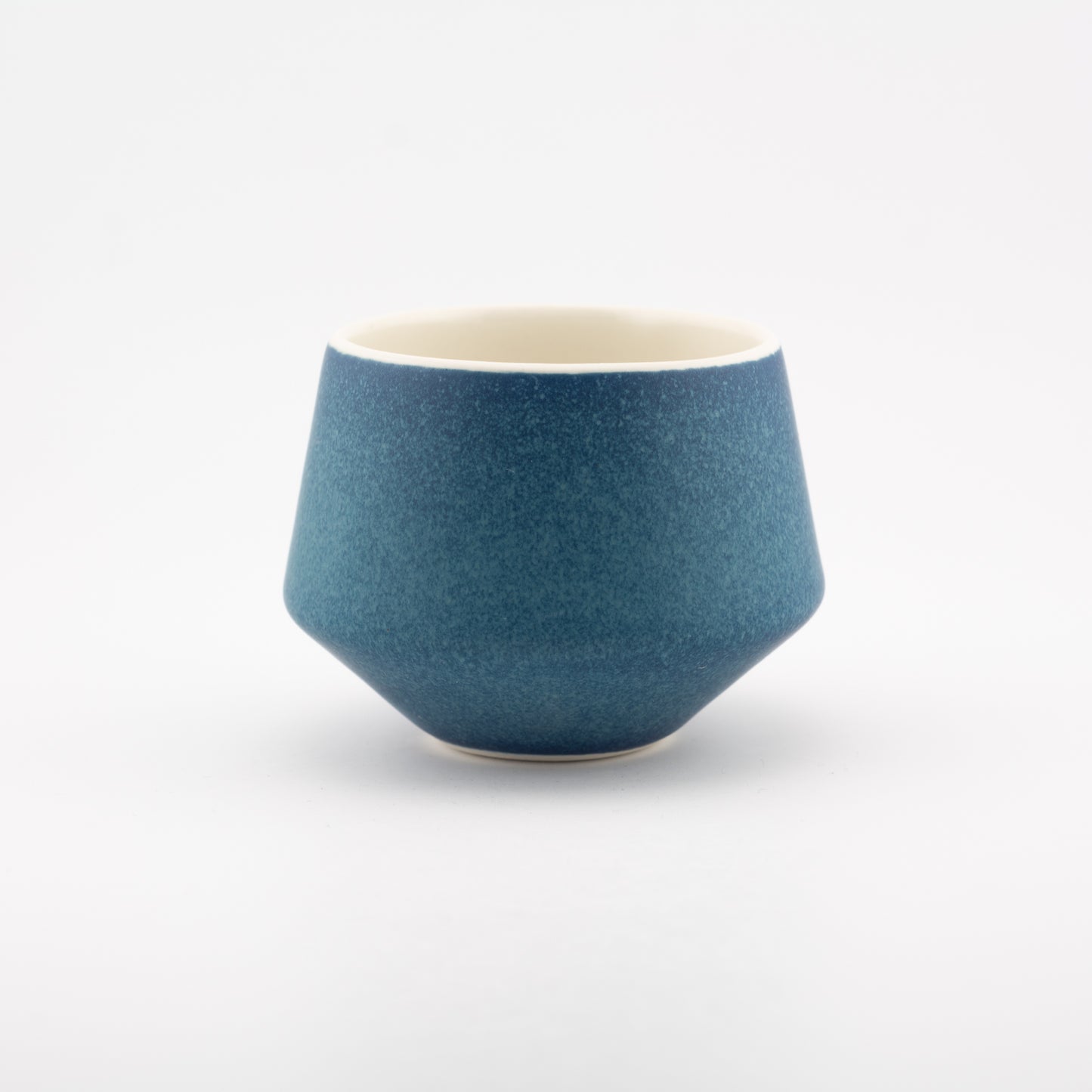 Håndlavet porcelæn kaffekop | MK Studio | Mellemrum blå