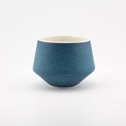 Håndlavet porcelæn kaffekop | MK Studio | Mellemrum blå