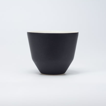 Håndlavet porcelæn kaffekop | MK Studio | Sort måtte