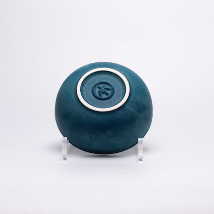 Håndlavede tallerkener og skåle i porcelæn | MK Studio | Mellemrum blå