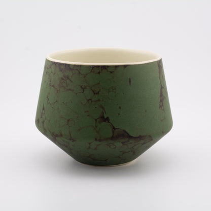 Håndlavet porcelæn kaffekop | MK Studio | Brun på grøn