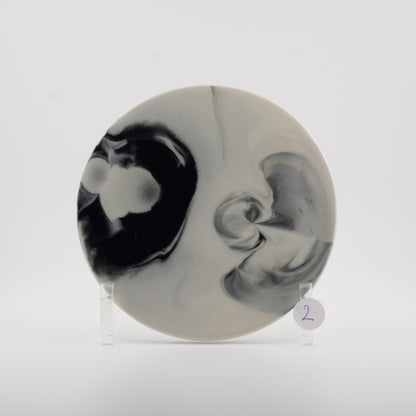 Håndlavede tallerkener og skåle i porcelæn | MK Studio | Plade F2 - underplade - vælg farve