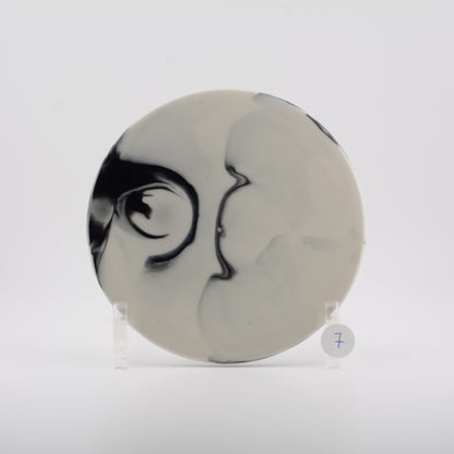 Håndlavede tallerkener og skåle i porcelæn | MK Studio | Plade F2 - underplade - vælg farve