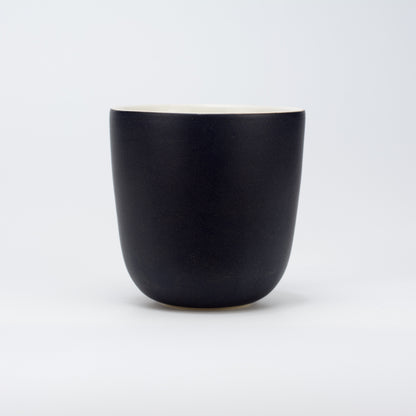 Håndlavet porcelæn kaffekop | MK Studio | Sort måtte