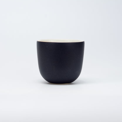 Håndlavet porcelæn kaffekop | MK Studio | Sort måtte