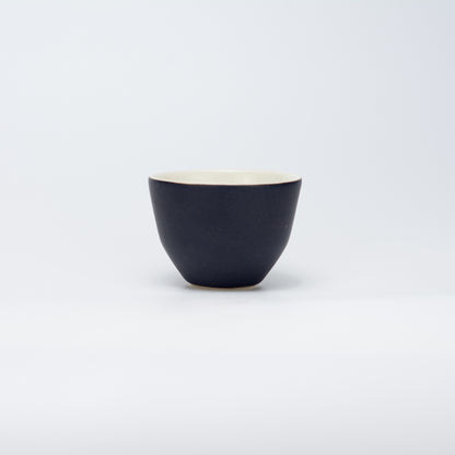 Håndlavet porcelæn kaffekop | MK Studio | Sort måtte