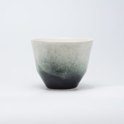 Håndlavet porcelæn kaffekop | MK Studio | Sorte pletter