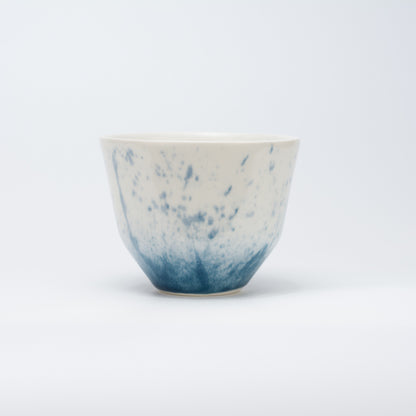 Håndlavet porcelæn kaffekop | MK Studio | Blå stænk