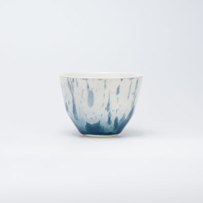 Håndlavet porcelæn kaffekop | MK Studio | Blå stænk