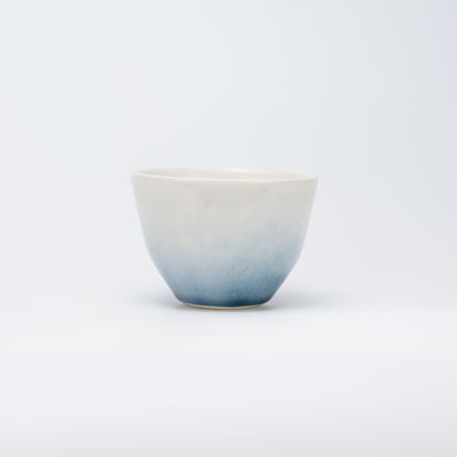 Håndlavet porcelæn kaffekop | MK Studio | Blå pletter