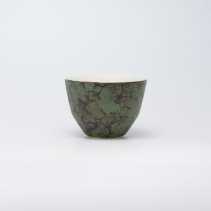 Håndlavet porcelæn kaffekop | MK Studio | Brun på grøn