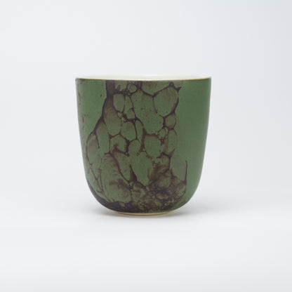 Håndlavet porcelæn kaffekop | MK Studio | Brun på grøn