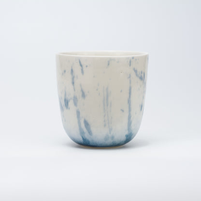 Håndlavet porcelæn kaffekop | MK Studio | Blå stænk