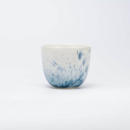 Håndlavet porcelæn kaffekop | MK Studio | Blå stænk